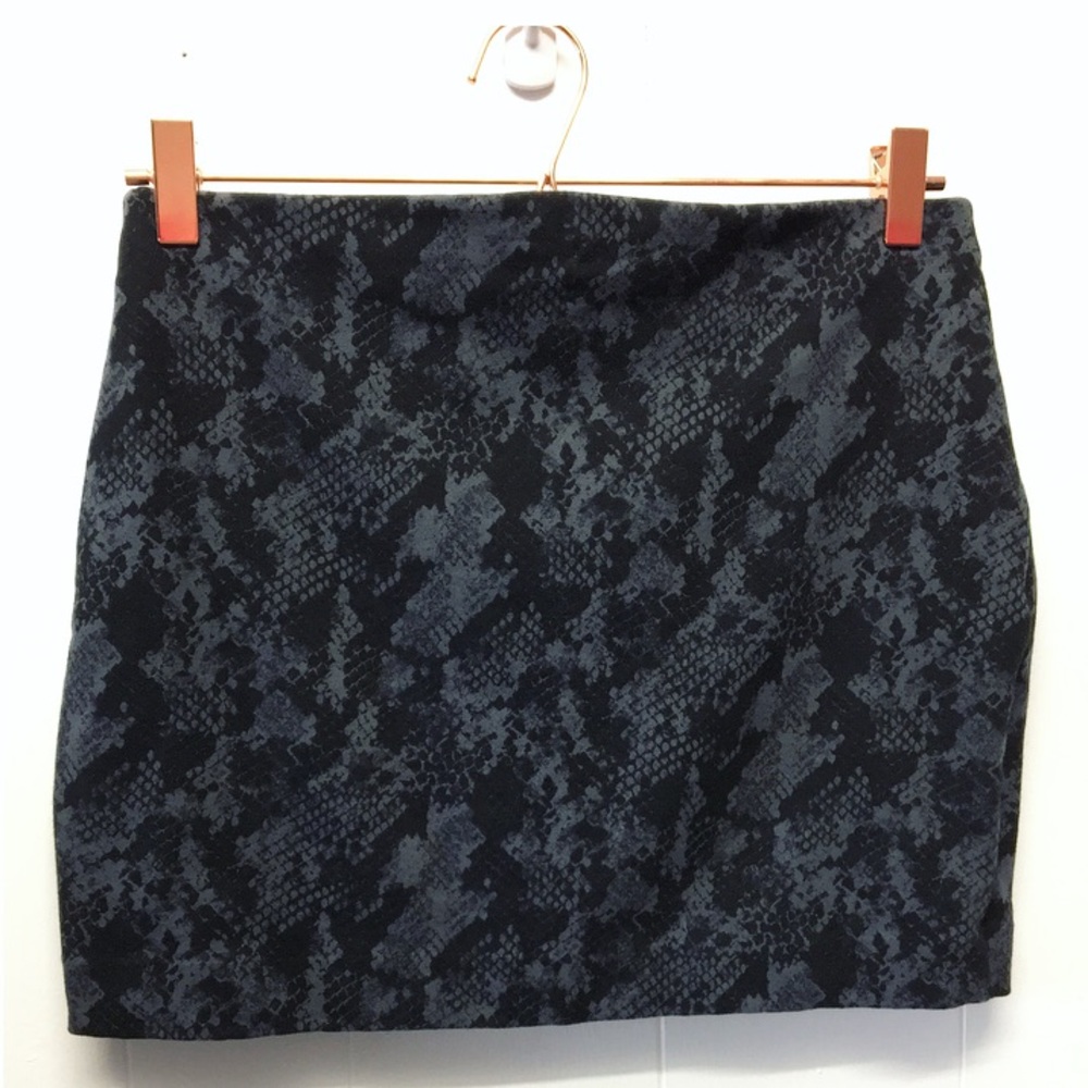 Express | Python Print Stretch Mini Skirt •